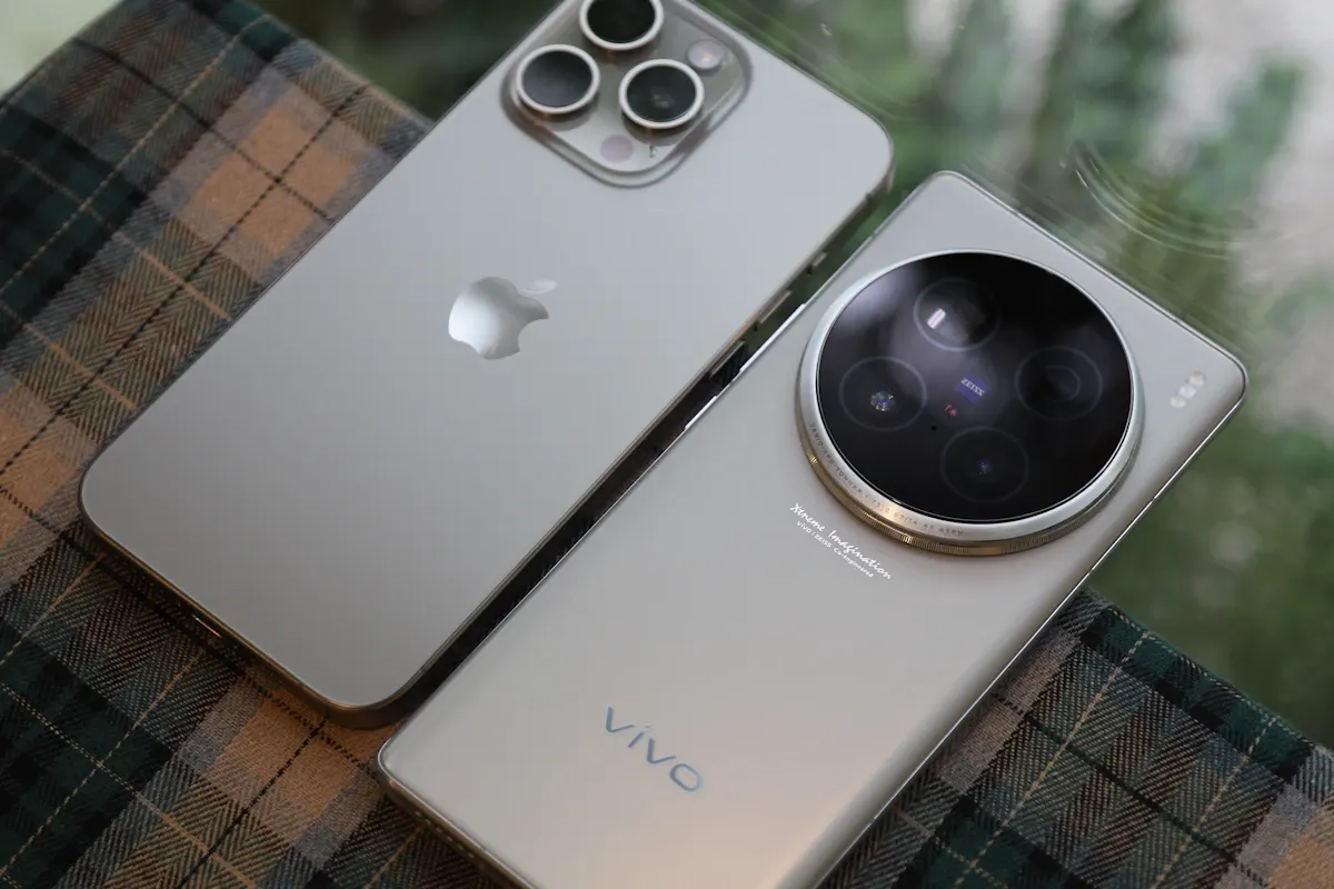 Un iPhone y un Vivo vistos de espalda