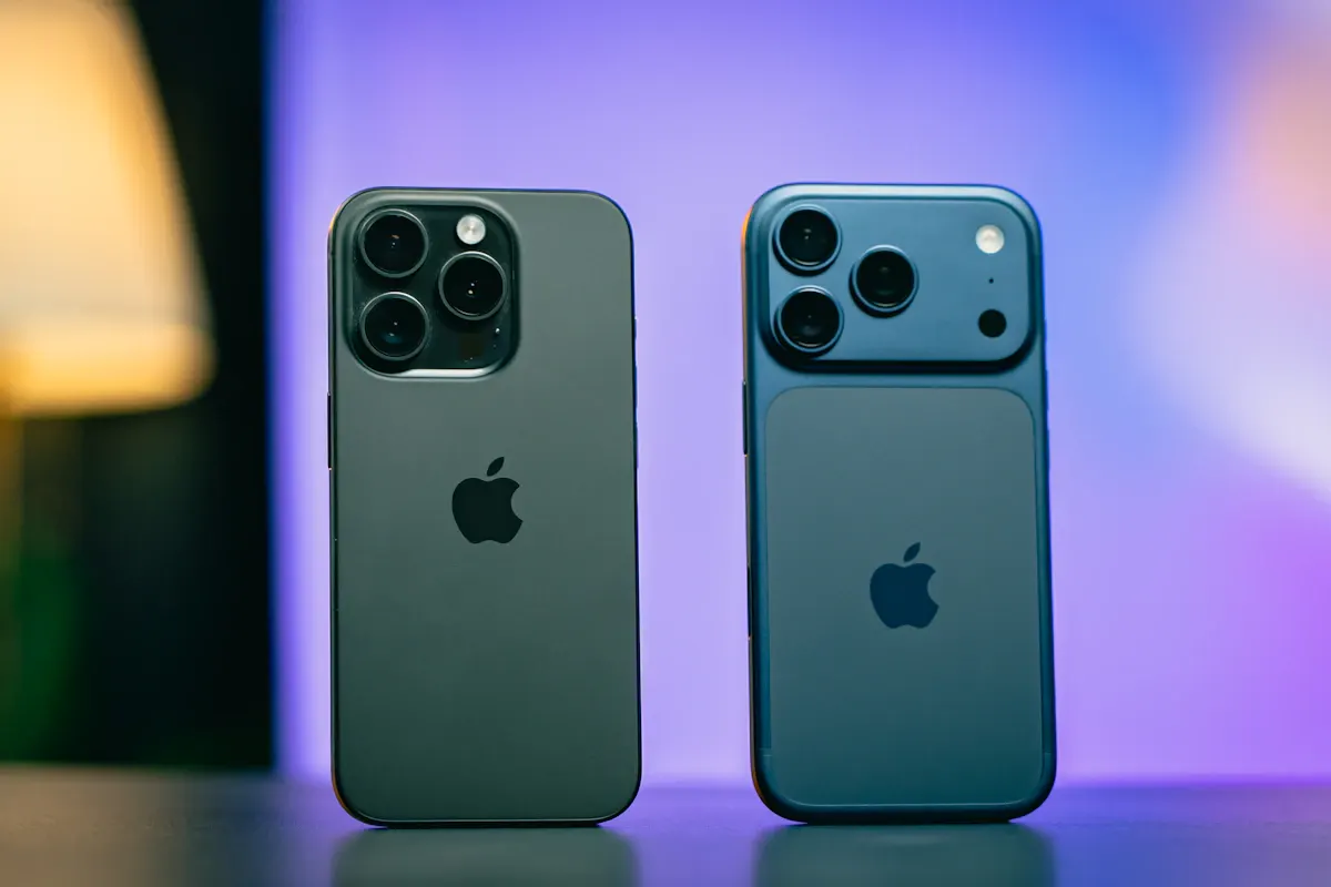 Dos iPhones vistos de espalda, con sus cámaras y terminaciones en detalle