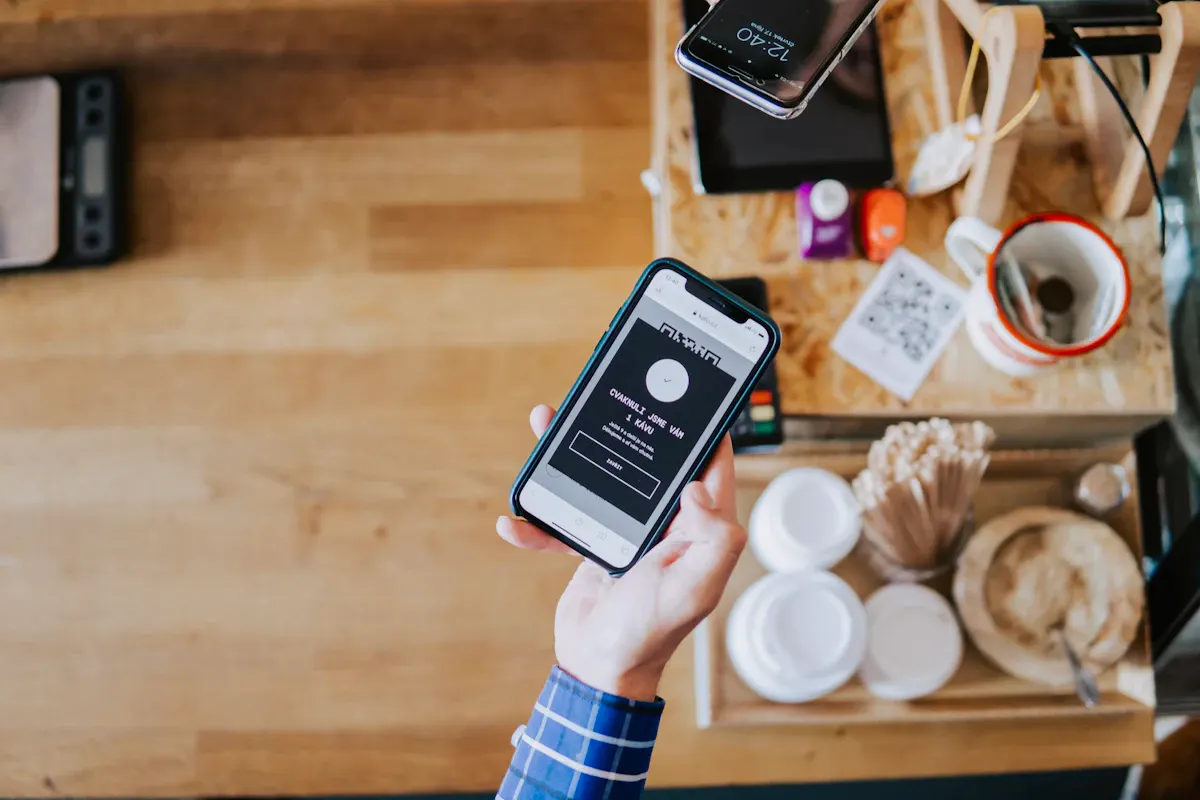 Una persona sosteniendo un iPhone en un café
